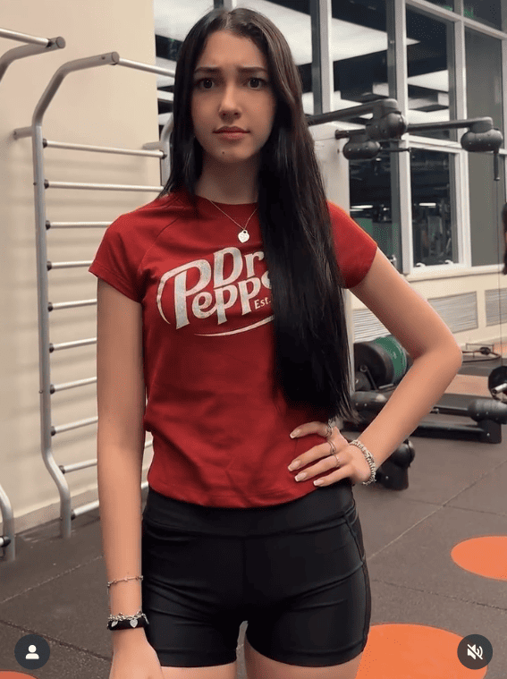 Crescendo com Luluca (Luíza) a popular Brazilian woman on YouTube