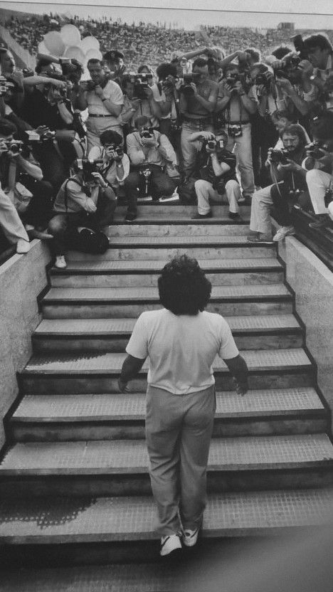 Diego Maradona Napoli entering football field