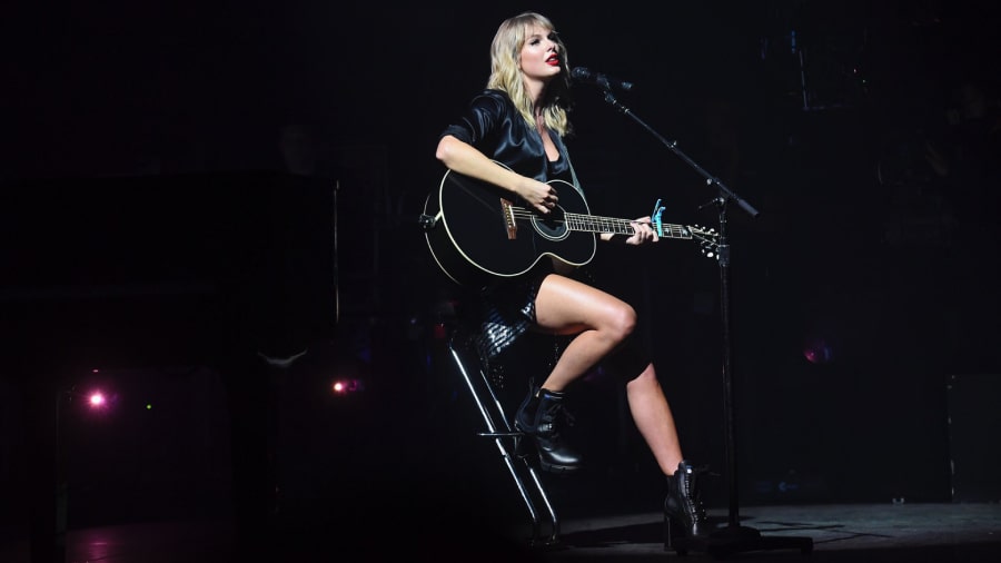 Taylor Swift wallpaper HD photo black concert 900 x 506 pixels laptop