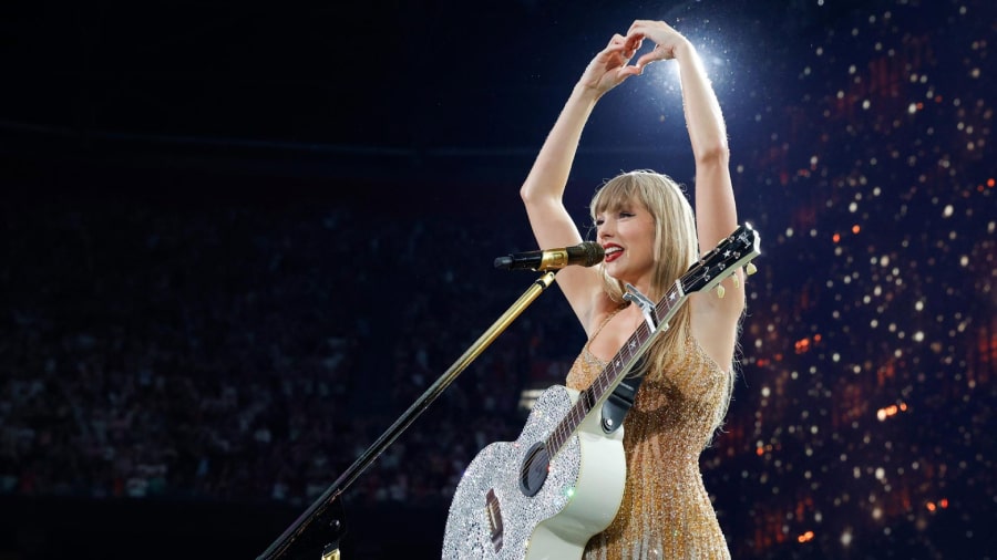 Taylor Swift wallpaper HD photo heart concert 900 x 506 pixels laptop