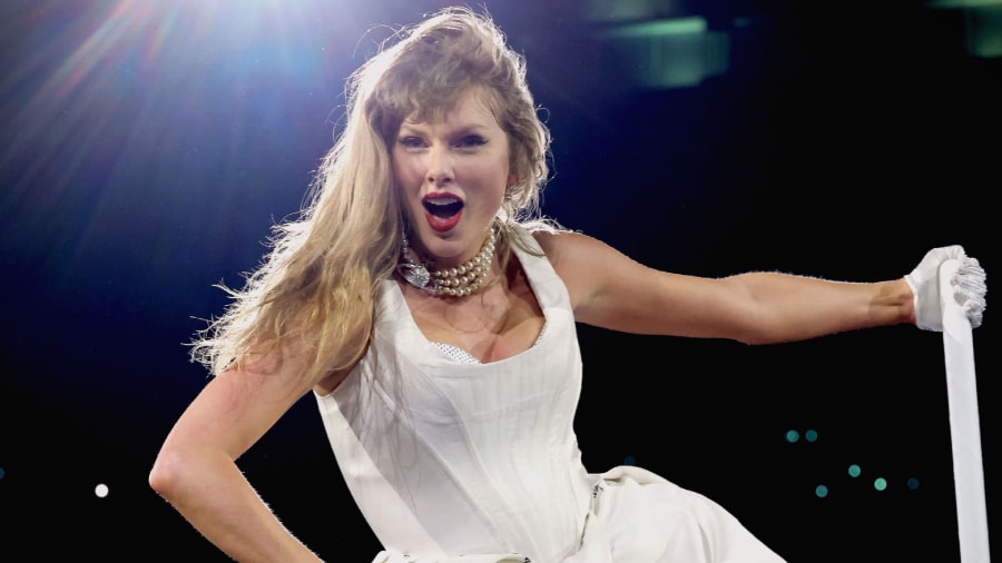 Taylor Swift wallpaper HD photo white concert 900 x 506 pixels laptop