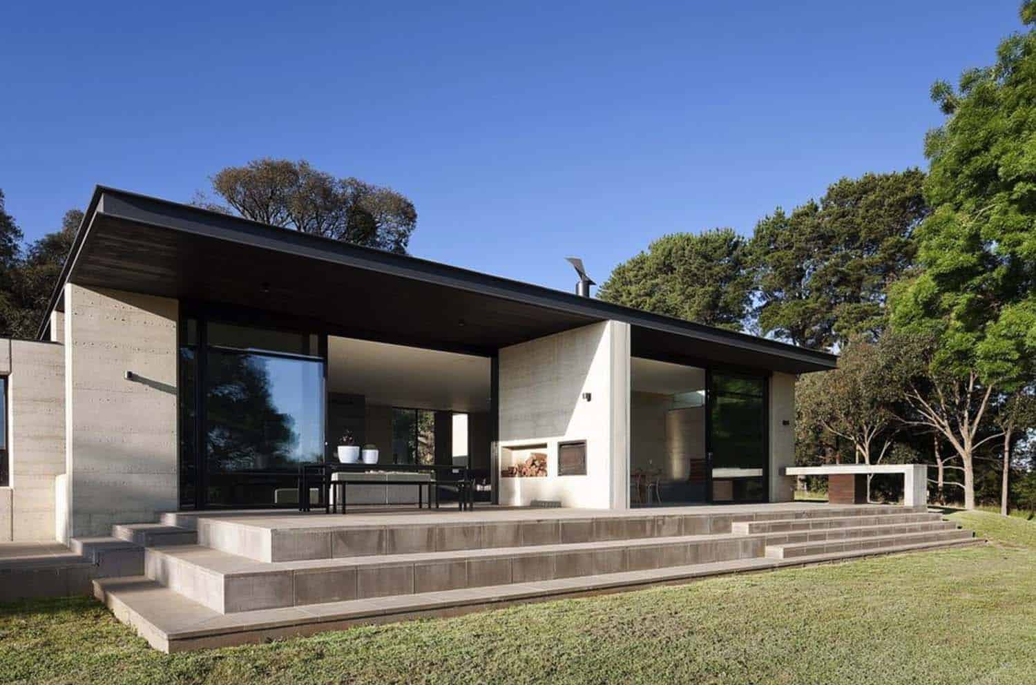 Flat roof. Эко-брутализм экстерьер. Sanders Modern House Jordache k проект. Архитектура Австралии одноэтажные кирпичные дома. Модерн Хаус одноэтажные.